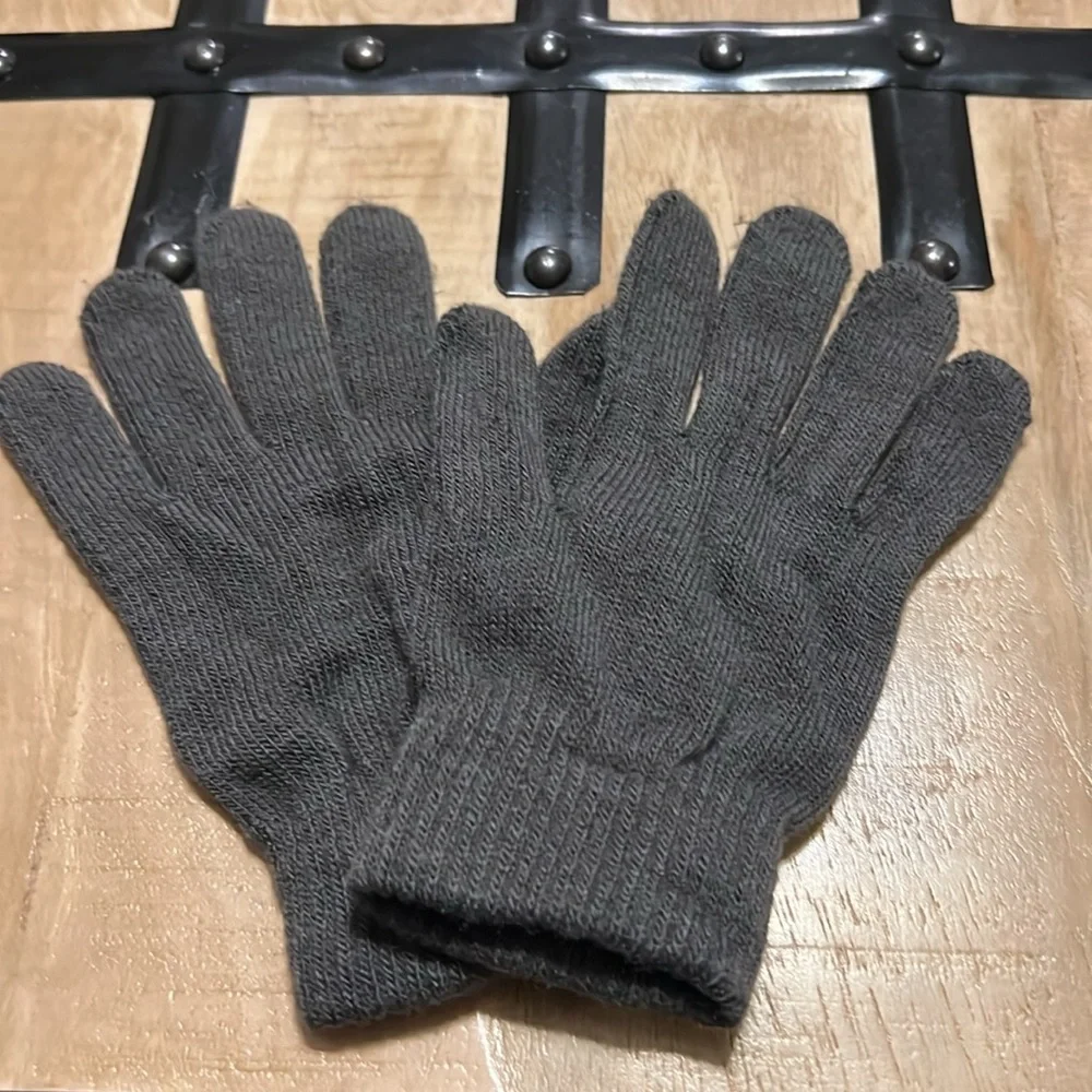 8 pairs of women’s gloves